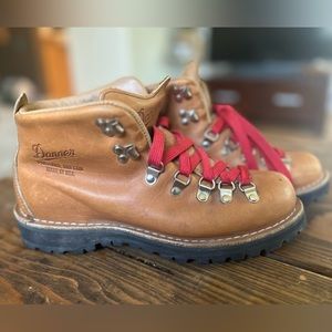 COPY - Danner Mountain Light Cascade Hiking Boots (women’s 8.5)